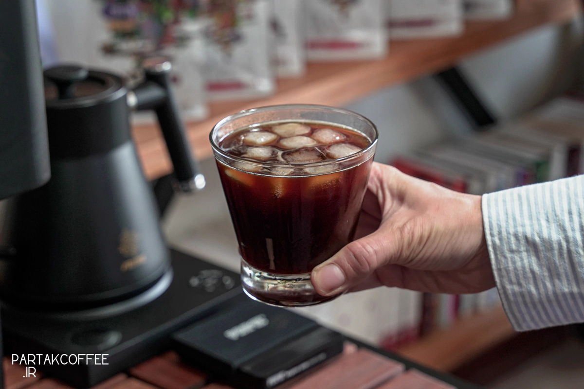 قهوه همراه با آب معدنی گازدار و لیمو