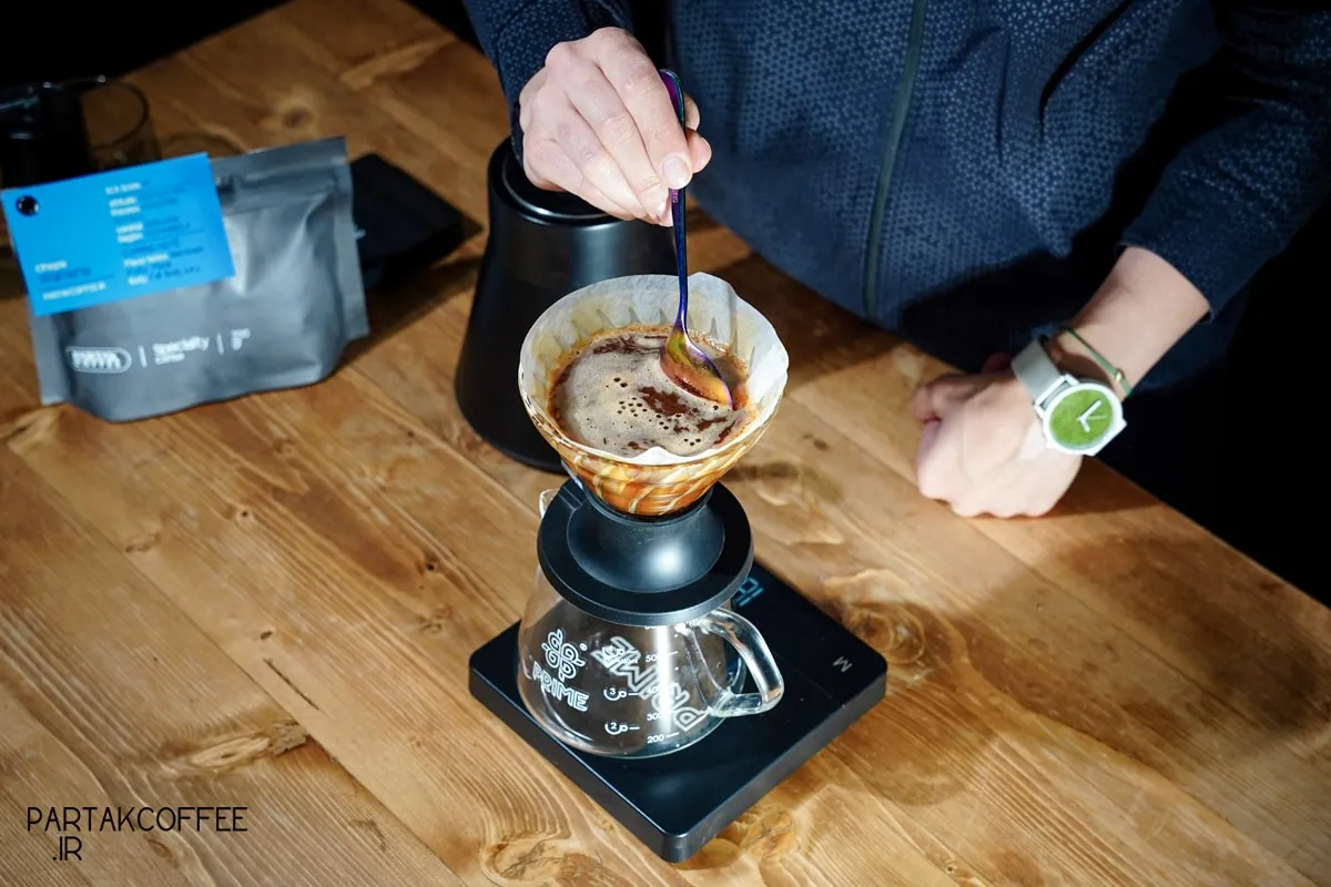 بلومینگ قهوه چیست؟ بررسی علمی شکوفایی و تأثیر آن بر طعم 5 آیا باید قهوه را هم زد؟